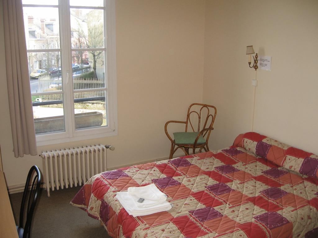 Hotel Le Hussard Alençon Zimmer foto